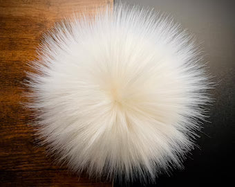 Ajoutez un pompon supplémentaire en fausse fourrure